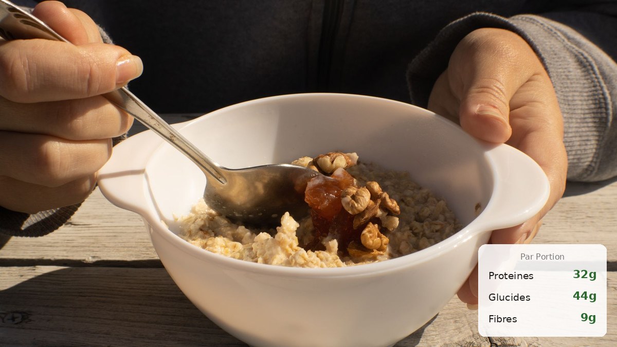 Bol de porridge chaud protéiné avec skyr, fruits rouges, amandes effilées et cannelle